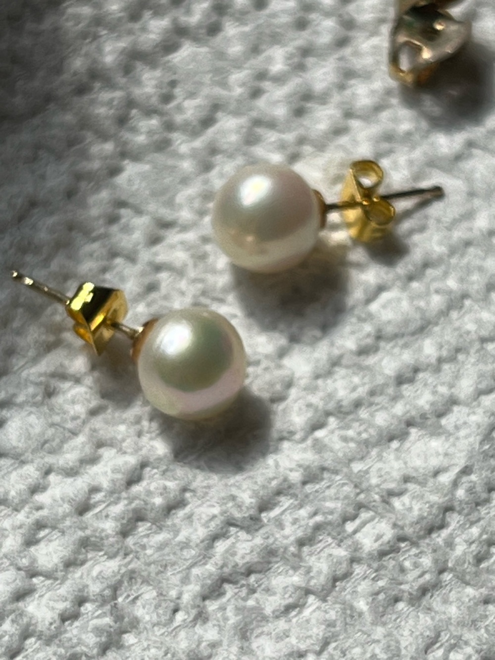 L77: 7mm White Pearl Stud Earrings - YG tone clutch backs